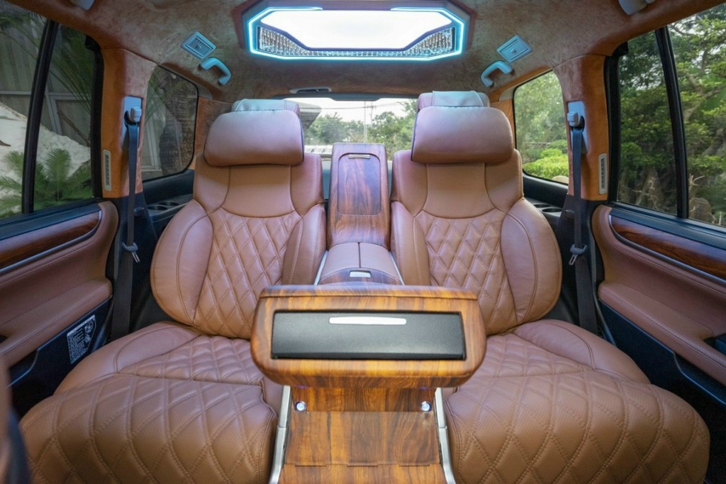 Lexus 570 Limousine 3