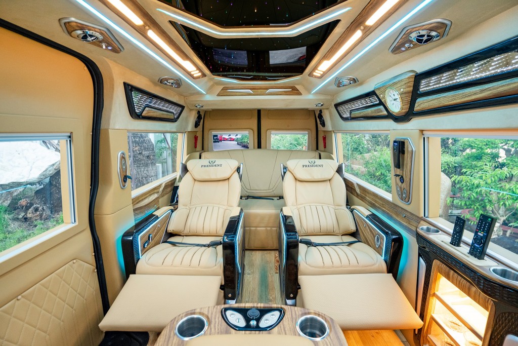 Ford transit limousine 2023